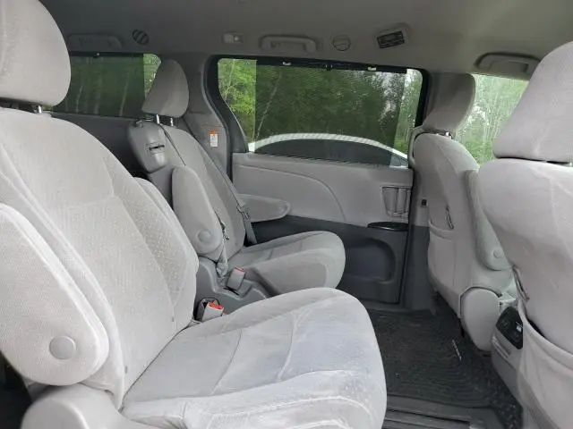 2018 TOYOTA SIENNA LE  