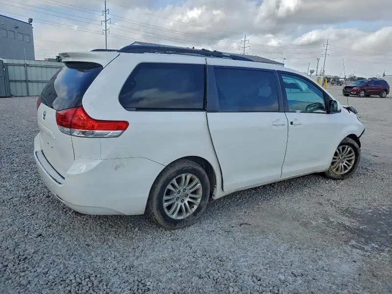 2013 TOYOTA SIENNA XLE  