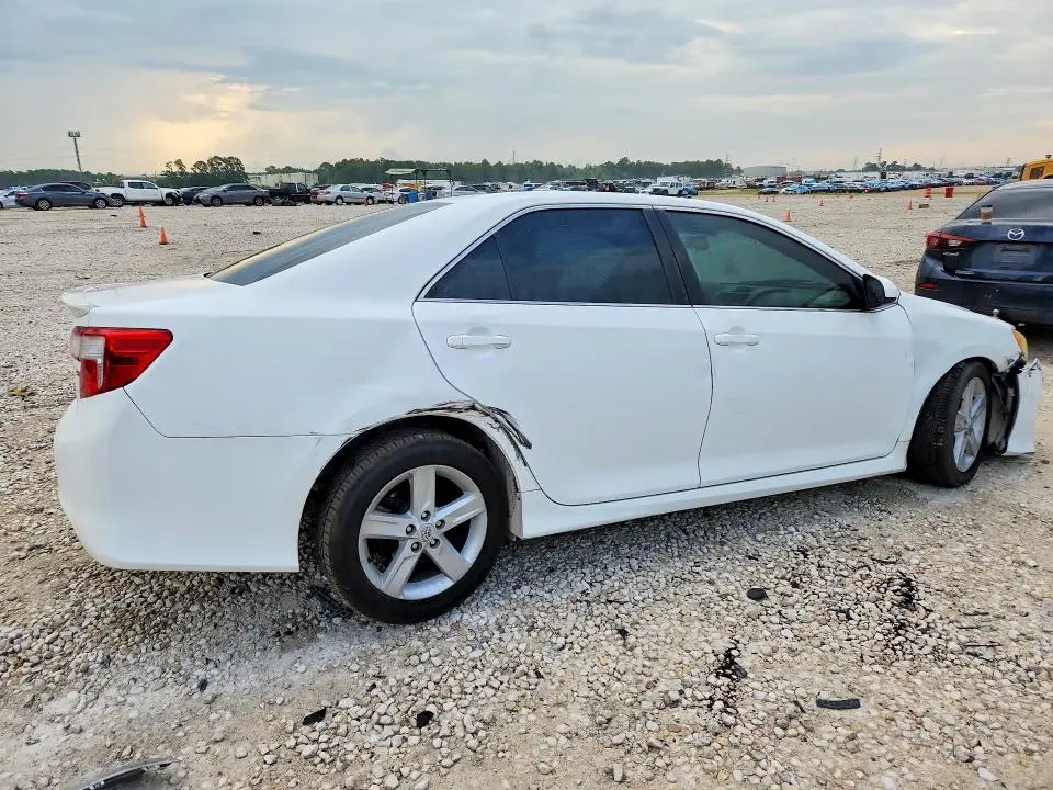 2014 TOYOTA CAMRY SE  