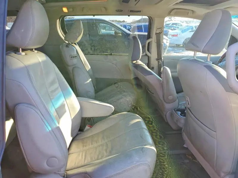 2014 TOYOTA SIENNA XLE  