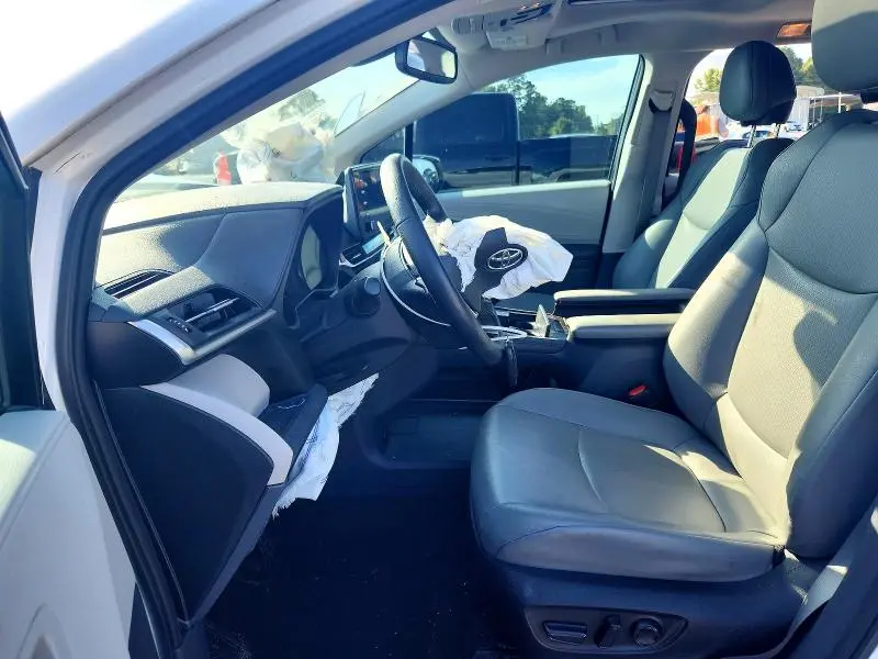 2022 TOYOTA SIENNA XLE  