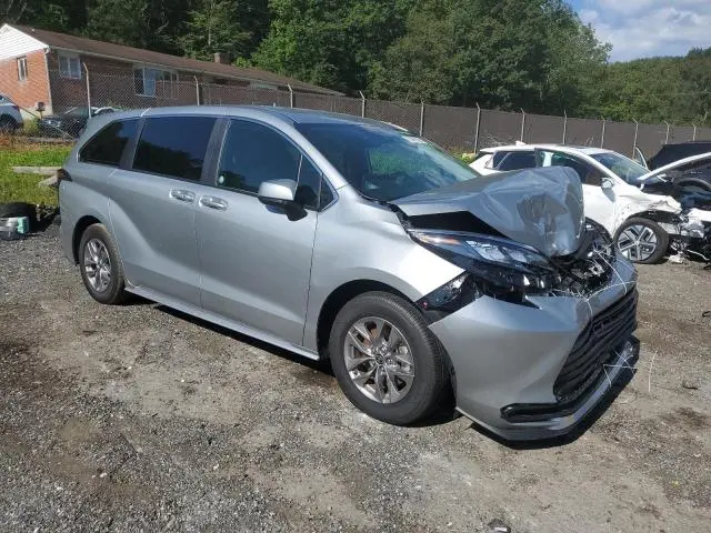 2025 TOYOTA SIENNA LE  