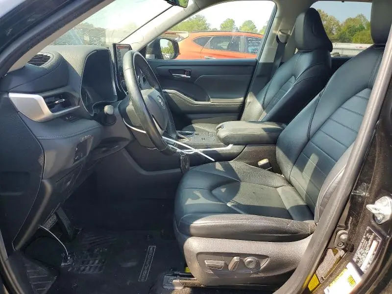 2022 TOYOTA HIGHLANDER XLE  