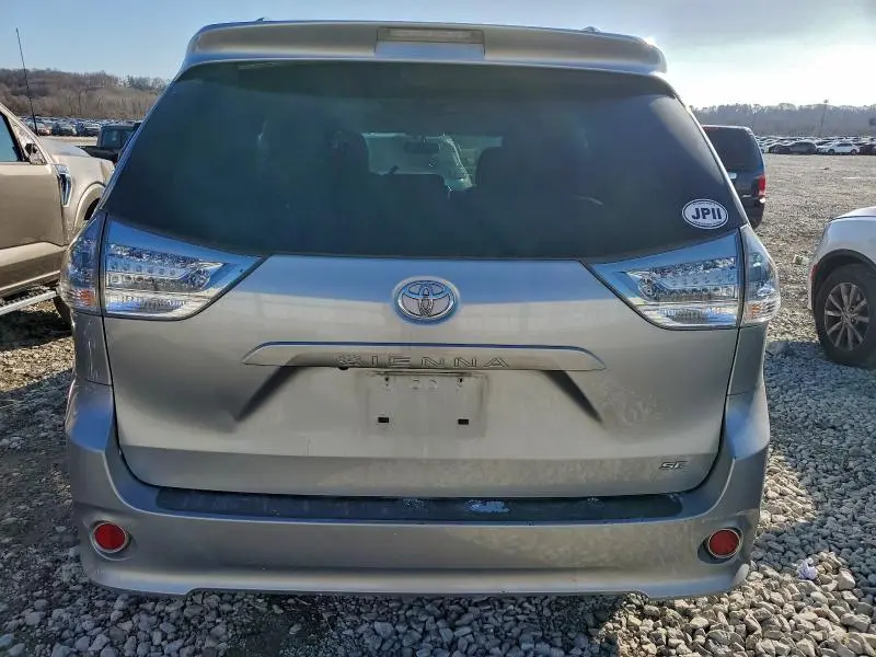 2017 TOYOTA SIENNA SE  