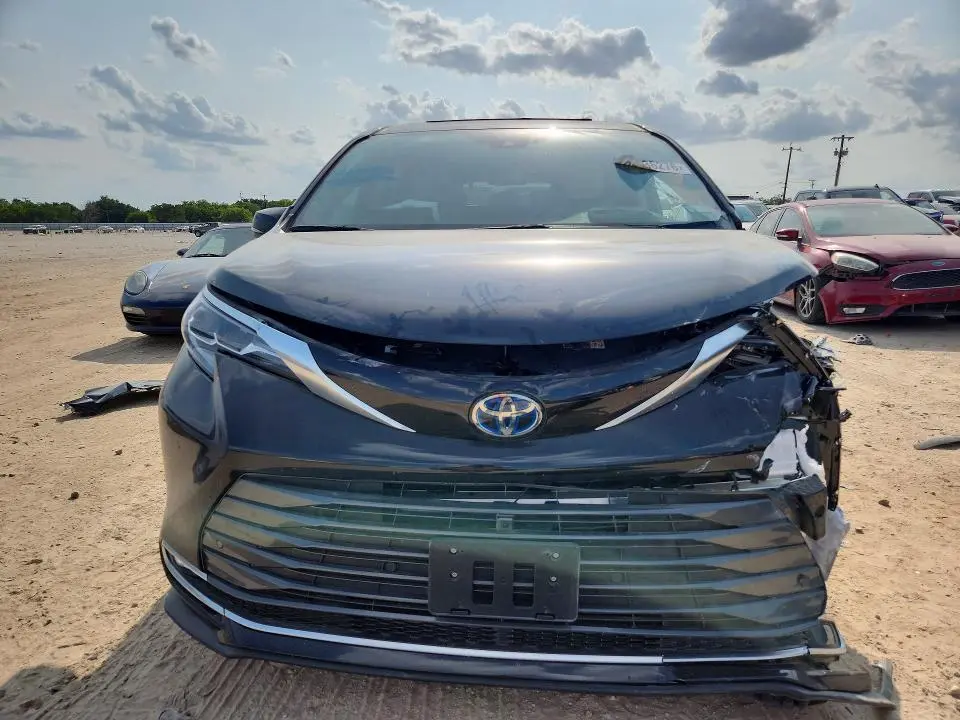 2025 TOYOTA SIENNA PLATINUM 7-PASSENGER  
