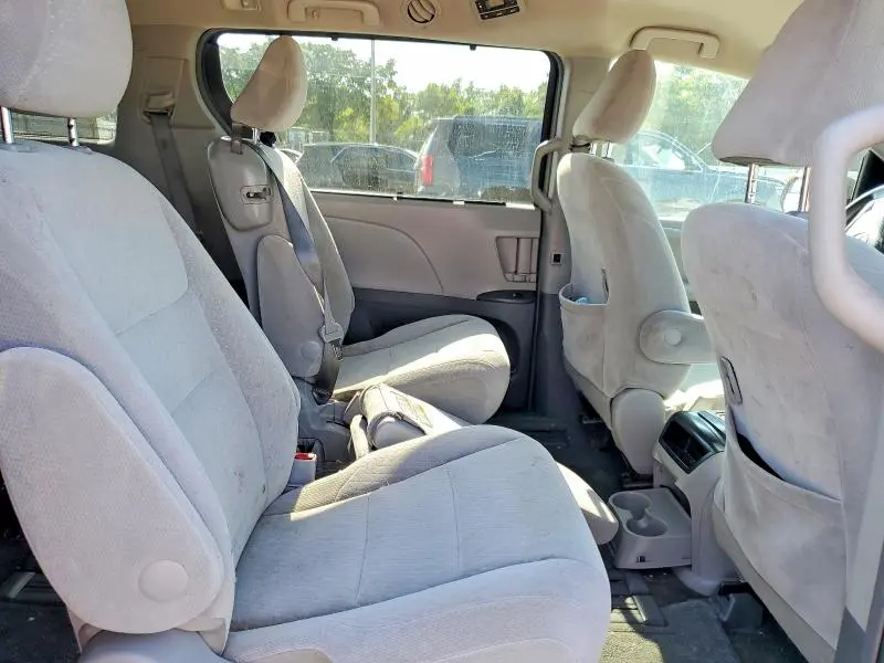 2017 TOYOTA SIENNA LE  