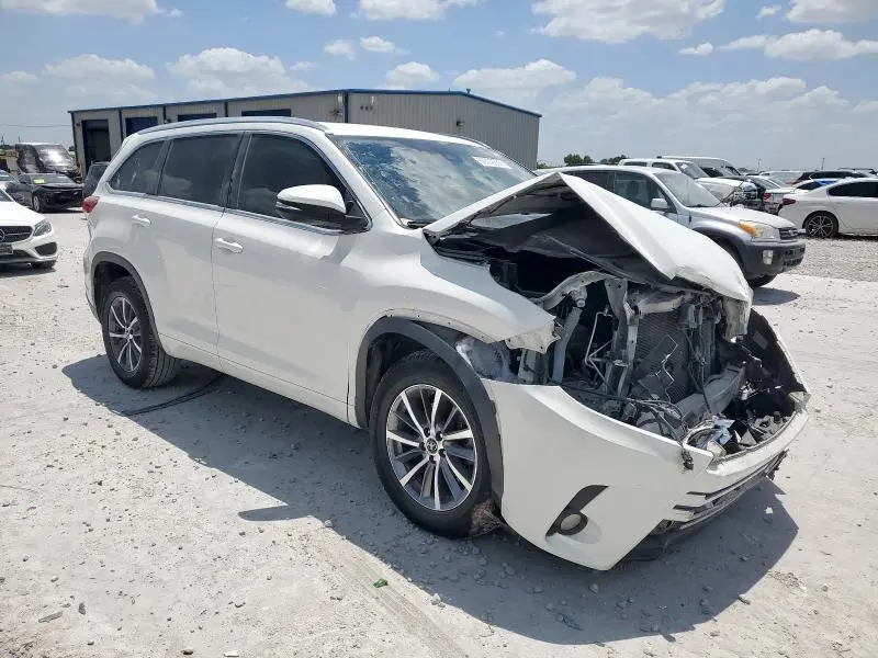 2018 TOYOTA HIGHLANDER SE  