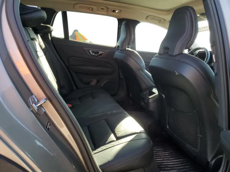 2020 VOLVO V60 CROSS COUNTRY T5 MOMENTUM  