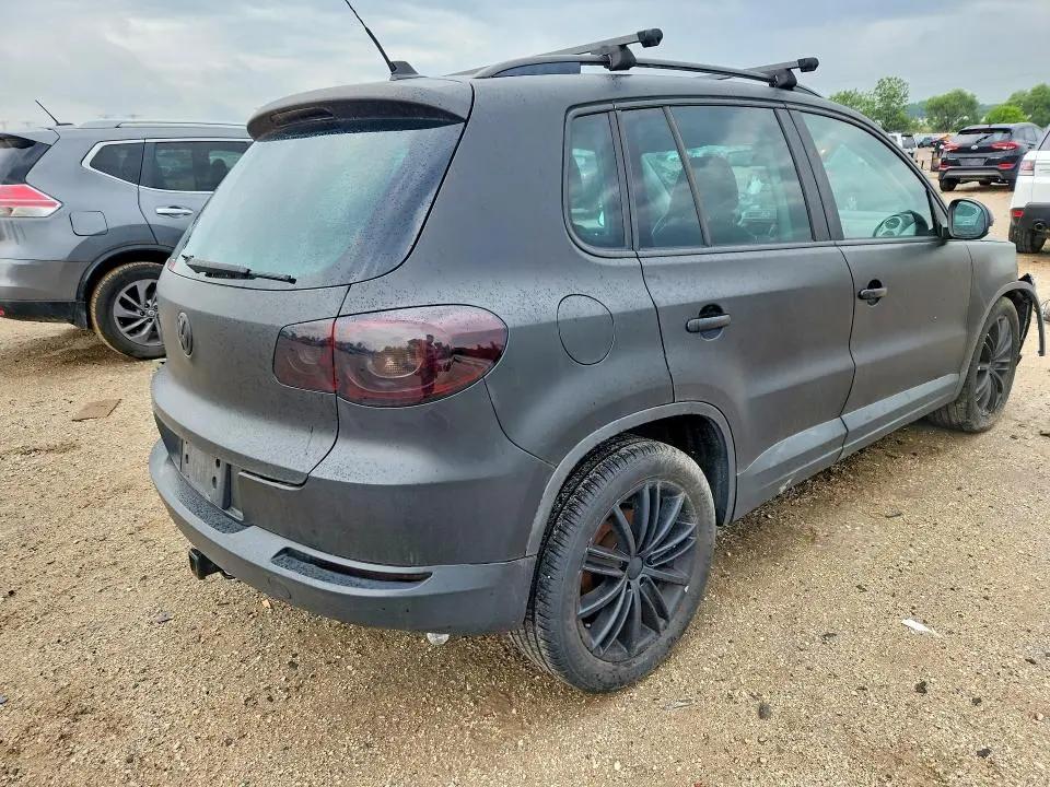 2011 VOLKSWAGEN TIGUAN S  