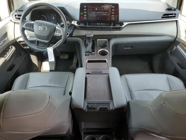 2021 TOYOTA SIENNA XLE  