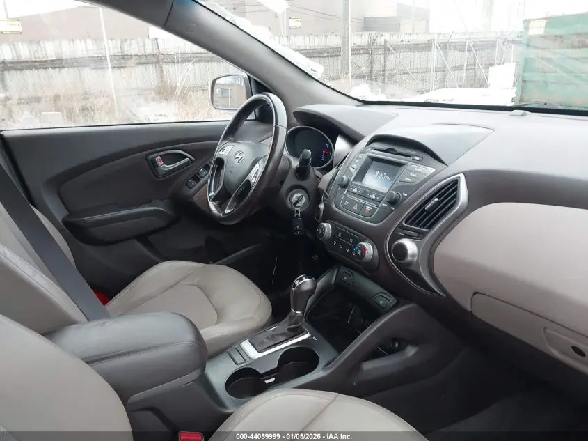 2015 HYUNDAI TUCSON SE