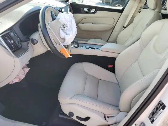 2022 VOLVO XC60 B5 MOMENTUM  