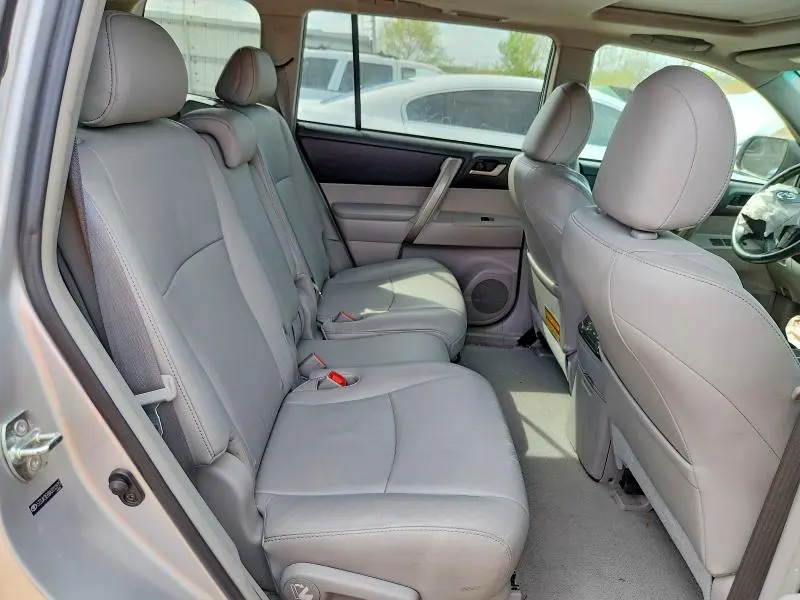 2010 TOYOTA HIGHLANDER SE  