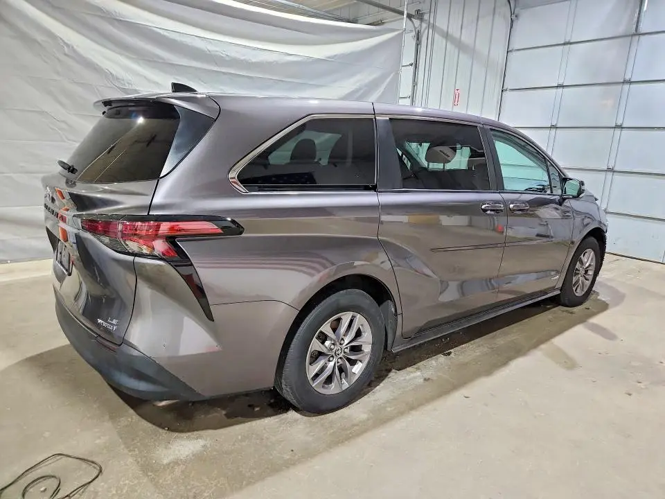 2021 TOYOTA SIENNA LE  