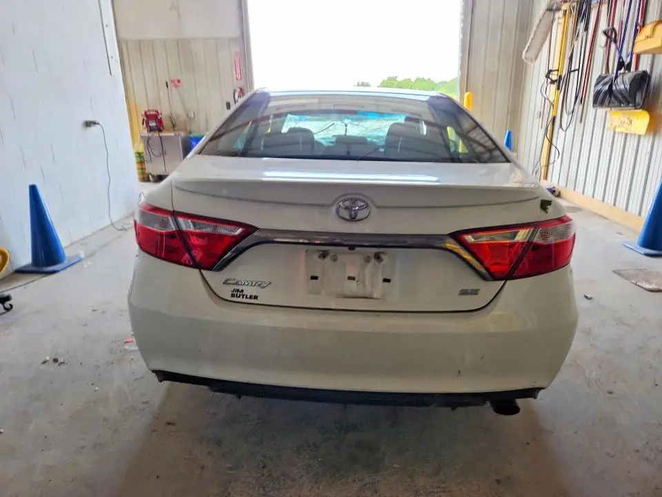 2015 TOYOTA CAMRY SE  