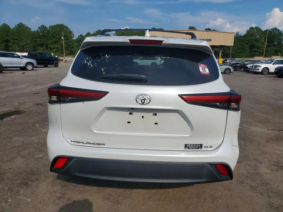 2022 TOYOTA HIGHLANDER XLE  