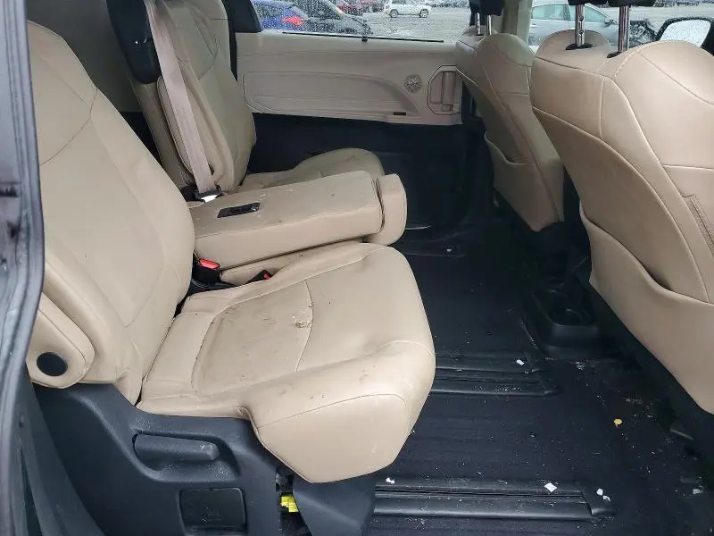 2022 TOYOTA SIENNA XLE 8-PASSENGER  