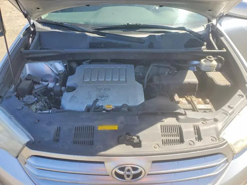 2013 TOYOTA HIGHLANDER SE  