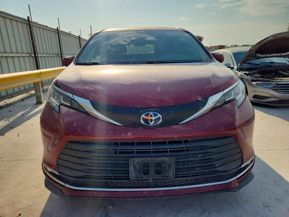 2021 TOYOTA SIENNA XLE  