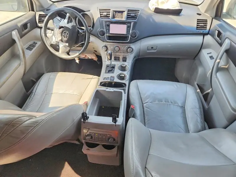 2013 TOYOTA HIGHLANDER SE  