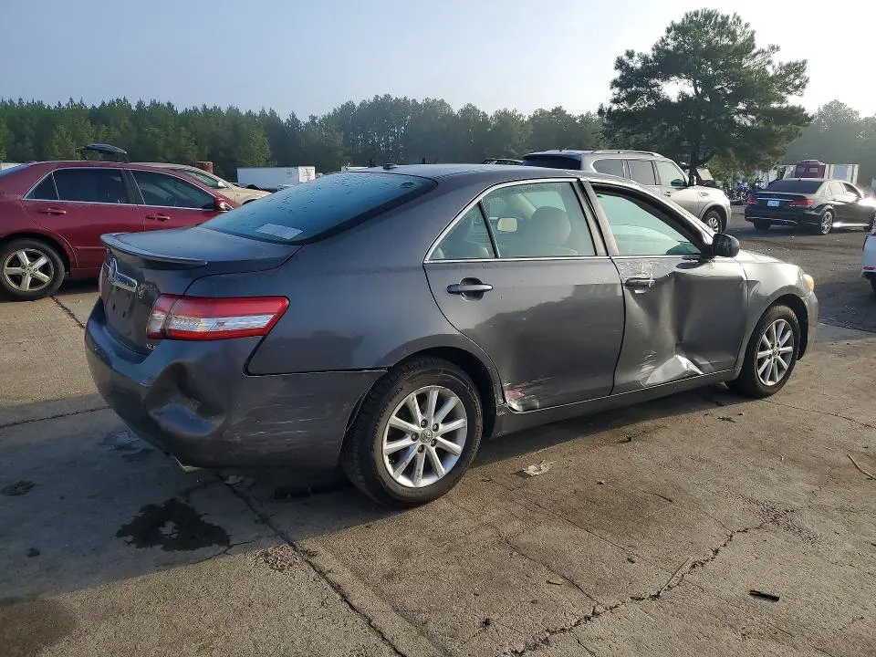 2011 TOYOTA CAMRY XLE V6  