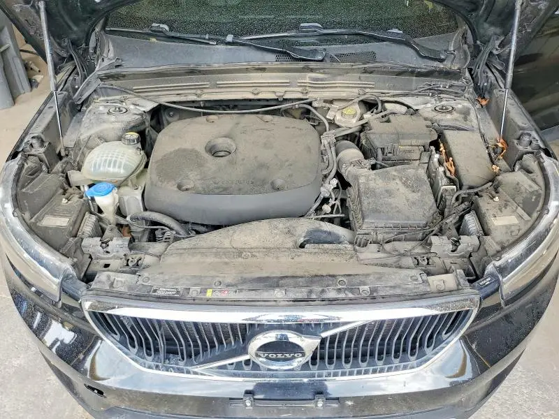 2020 VOLVO XC40 T5 MOMENTUM  