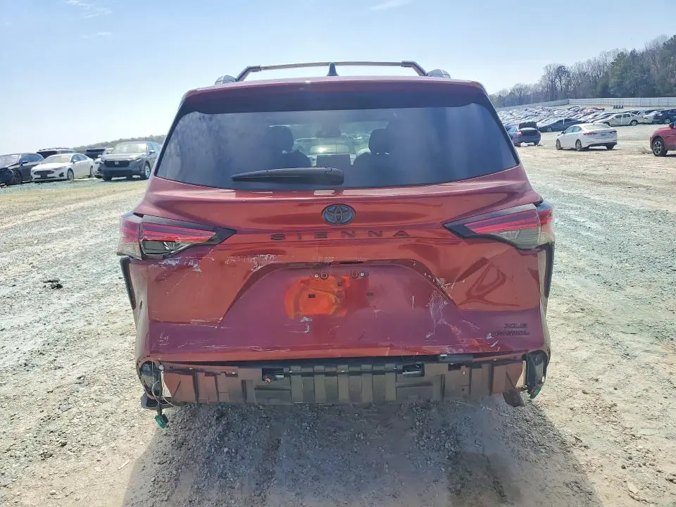 2022 TOYOTA SIENNA XLE 8-PASSENGER  