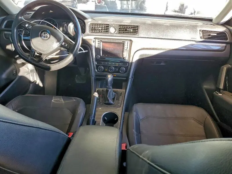 2016 VOLKSWAGEN PASSAT SE  