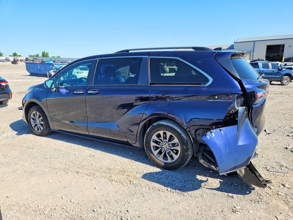 2023 TOYOTA SIENNA XLE  