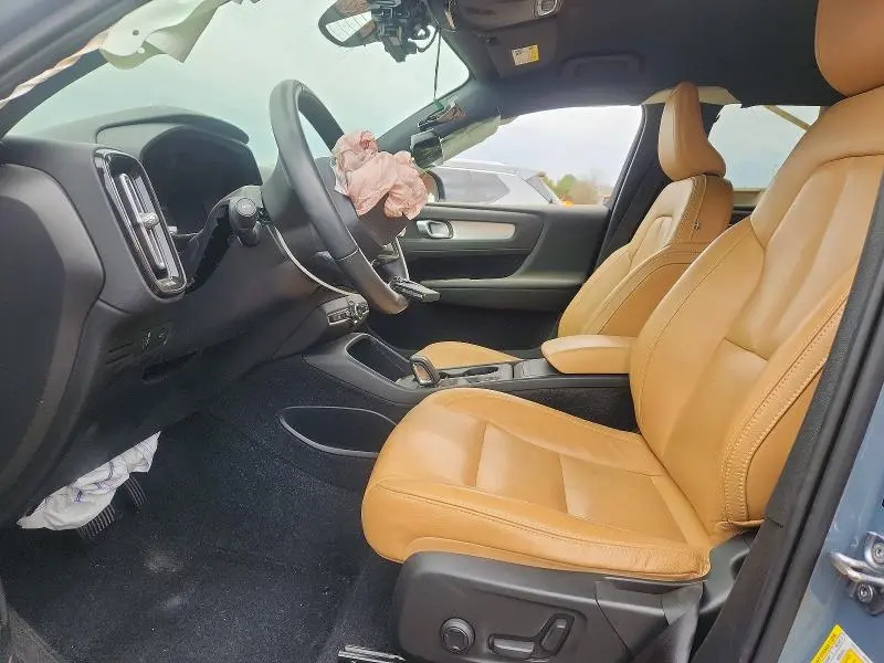 2020 VOLVO XC40 T5 MOMENTUM  