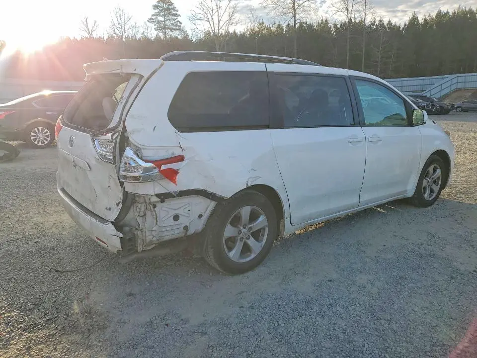 2013 TOYOTA SIENNA LE  