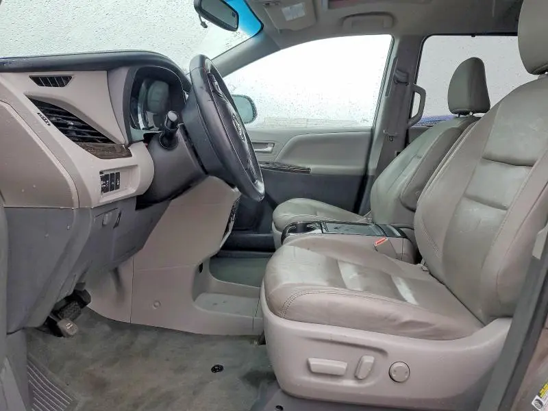 2017 TOYOTA SIENNA XLE  