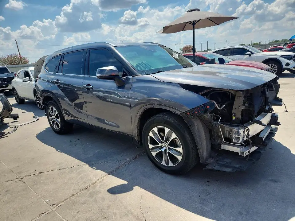 2021 TOYOTA HIGHLANDER XLE  
