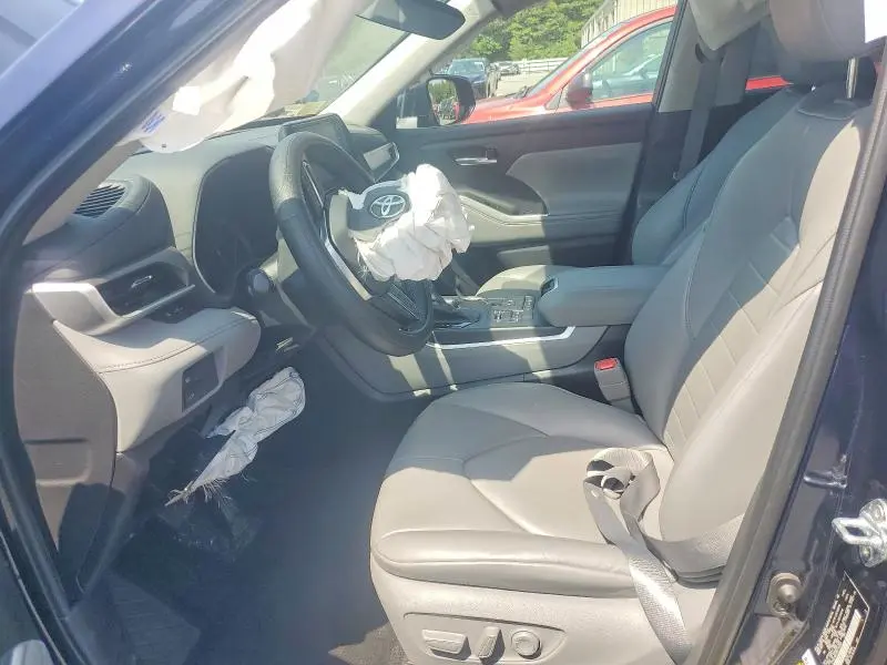2021 TOYOTA HIGHLANDER XLE  