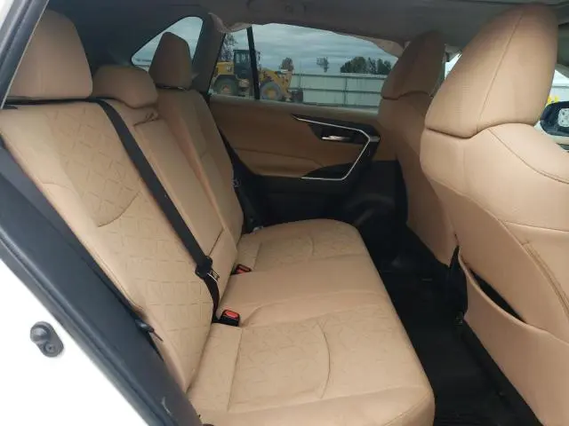 2022 TOYOTA RAV4 XLE  