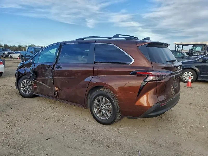 2023 TOYOTA SIENNA XLE  