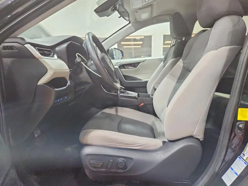 2021 TOYOTA RAV4 XLE  