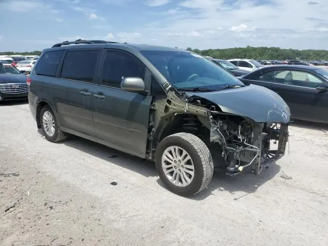 2013 TOYOTA SIENNA XLE  