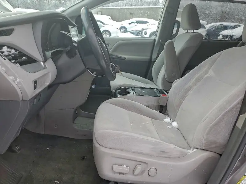 2017 TOYOTA SIENNA LE  