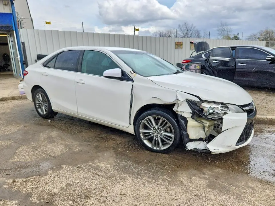 2015 TOYOTA CAMRY SE  