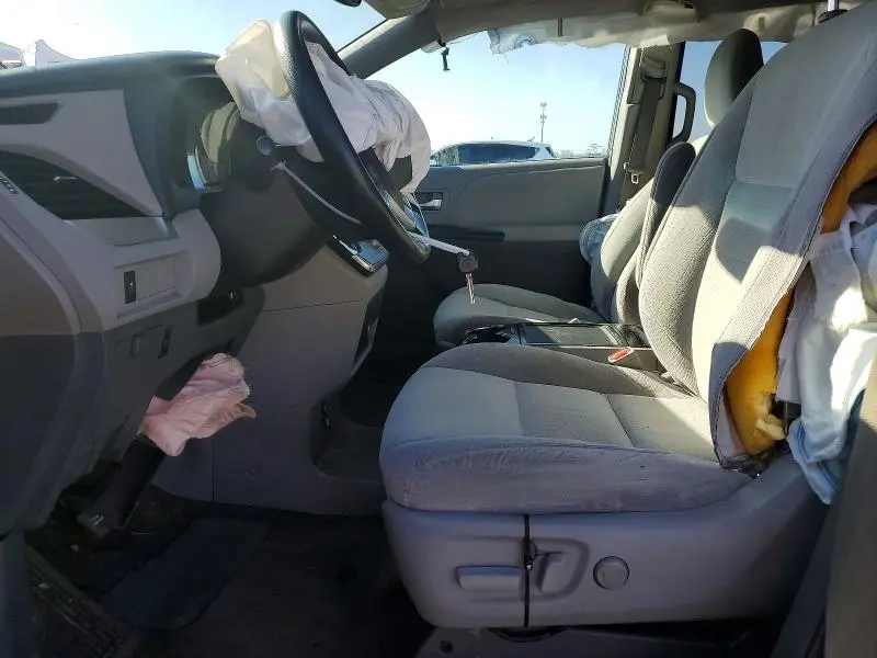 2017 TOYOTA SIENNA LE  