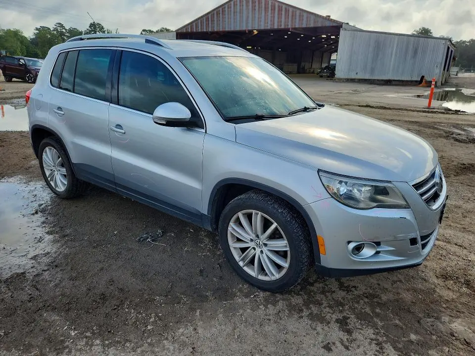 2011 VOLKSWAGEN TIGUAN S  