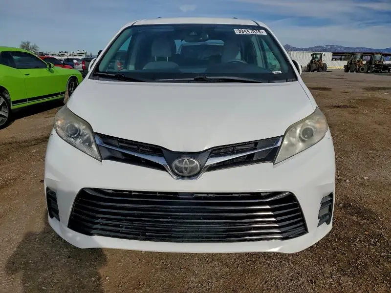2018 TOYOTA SIENNA LE  