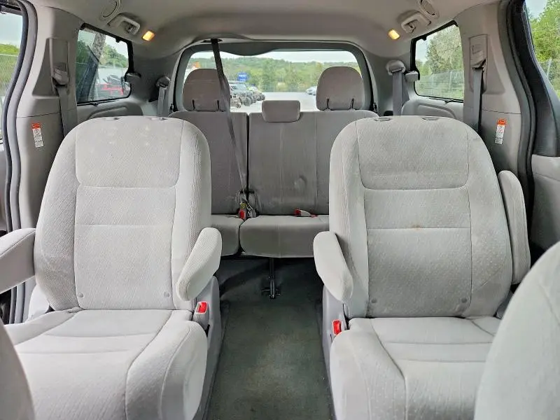 2017 TOYOTA SIENNA LE  