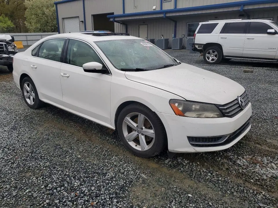 2013 VOLKSWAGEN PASSAT SE  