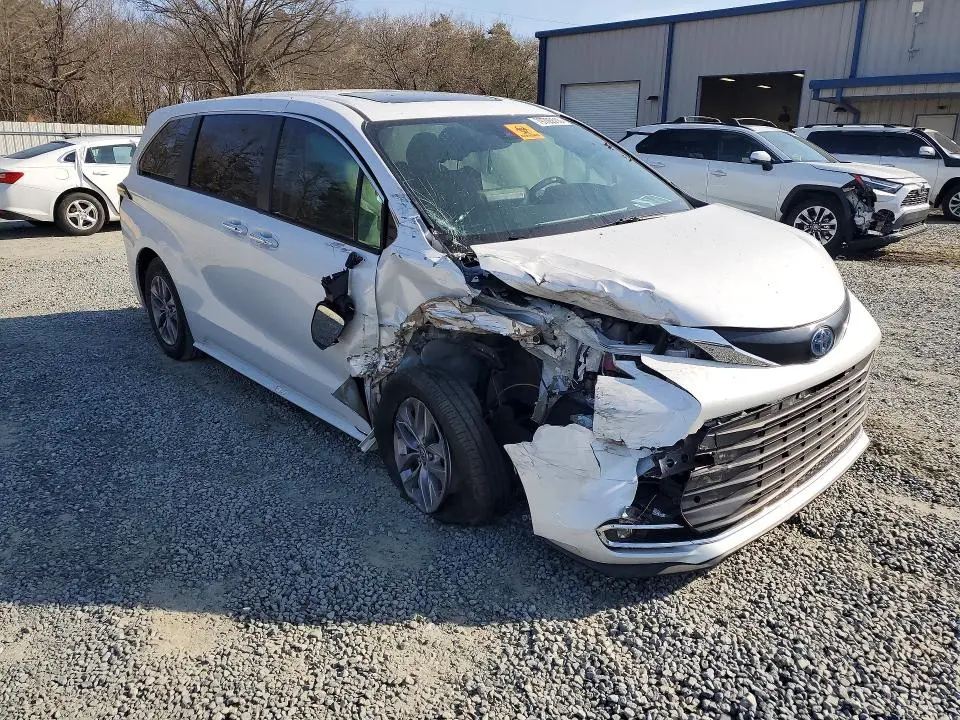 2023 TOYOTA SIENNA XLE 8-PASSENGER  