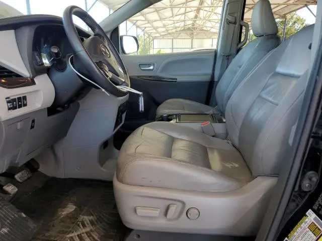 2017 TOYOTA SIENNA XLE  