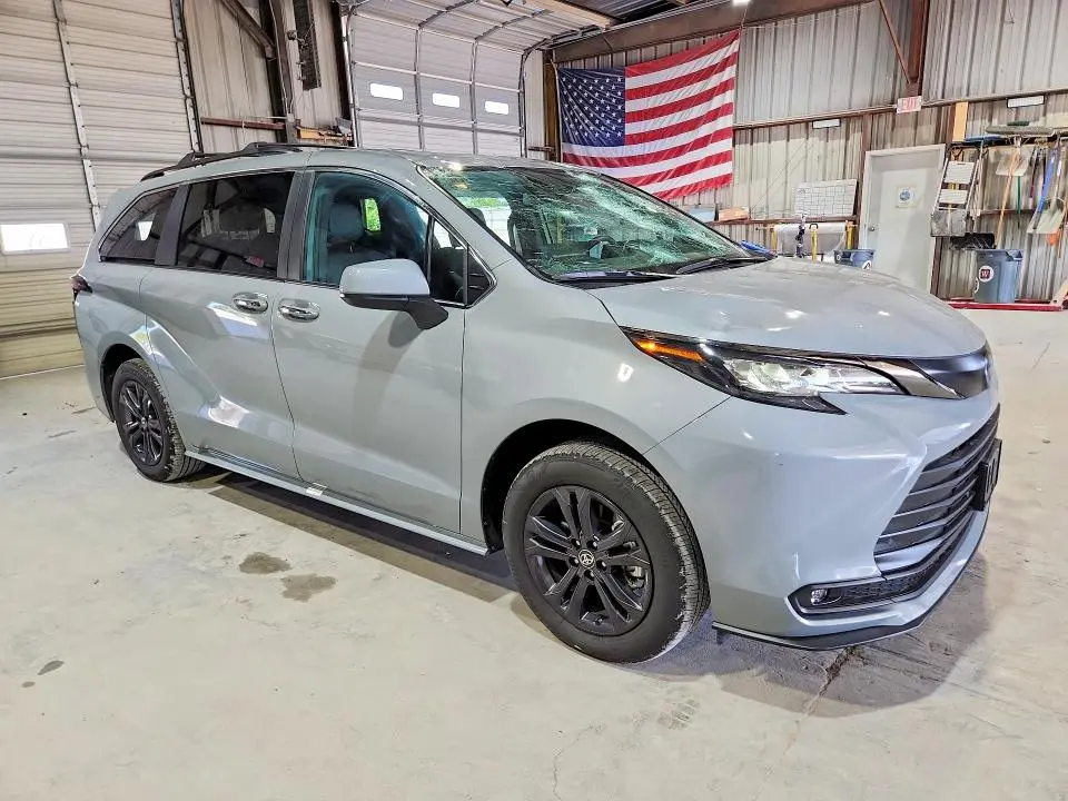 2024 TOYOTA SIENNA WOODLAND EDITION  