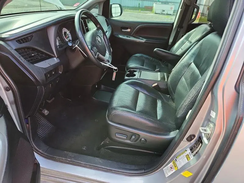 2016 TOYOTA SIENNA SE  
