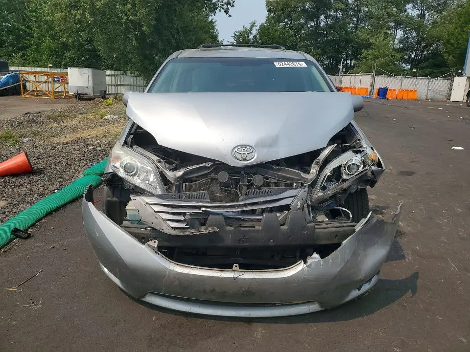 2015 TOYOTA SIENNA XLE 8-PASSENGER  